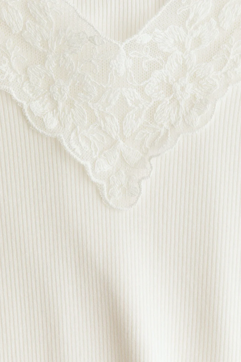 اتش اند ام بلوزة بقبة على شكل V من نسيج مرن